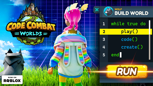 Bunte Spielfigur mit pinken Haaren steht vor digitalem Hintergrund mit dem Logo Code Combat Worlds und großem Run-Button.