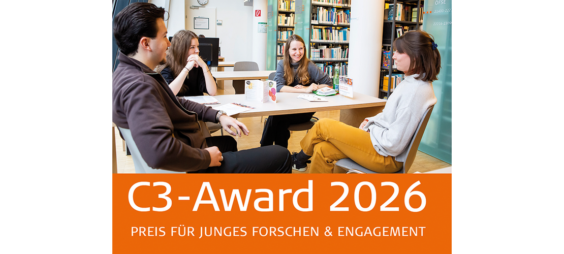 Vier junge Erwachsene sitzen an einem Tisch in einer Bibliothek und sprechen miteinander; darunter steht der Text „C3-Award 2026 – Preis für junges Forschen & Engagement“.