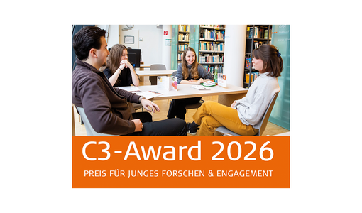 Vier junge Erwachsene sitzen an einem Tisch in einer Bibliothek und sprechen miteinander; darunter steht der Text „C3-Award 2026 – Preis für junges Forschen & Engagement“.