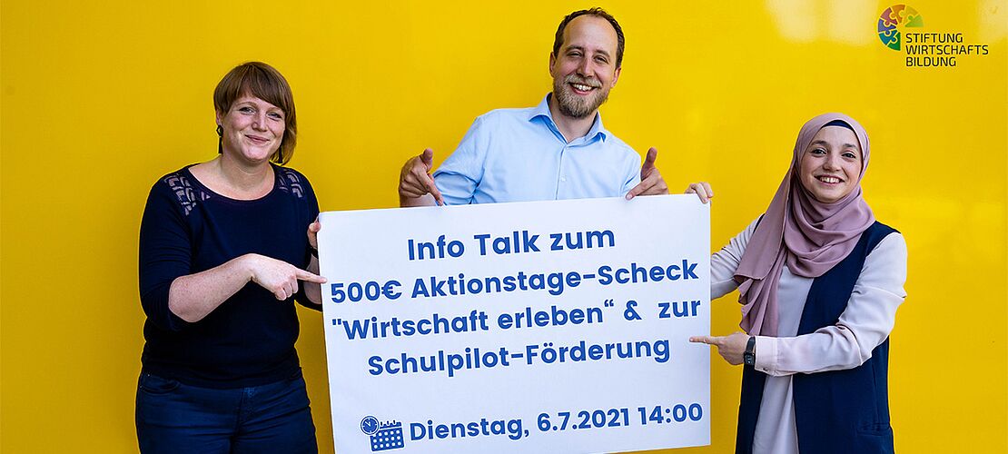 Info Talk Wirtschaftsbildung 3 Personen mit Infoplakat