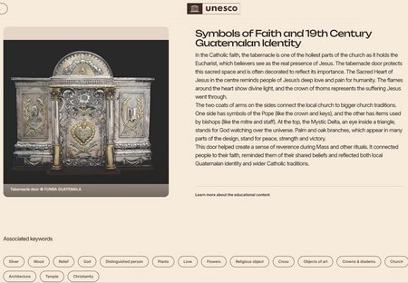 Beispiel - Stolen Symbol of Fath Ein reich verziertes silbernes Tabernakel mit religiösen Symbolen steht vor beigem Hintergrund.