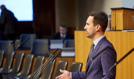 © Parlamentsdirektion/Thomas Topf Bildungsminister Christoph Wiederkehr im Parlament
