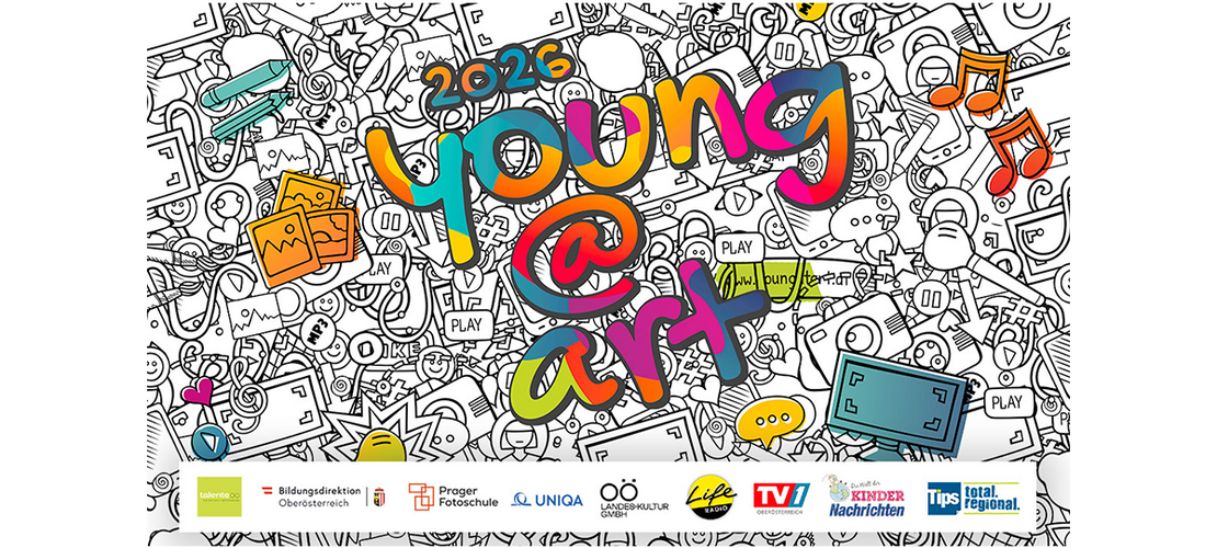 Buntes Werbemotiv für „Young at Art 2026“. Der farbenfrohe Schriftzug steht vor einem Hintergrund aus gezeichneten Symbolen wie Musiknoten, Bildschirmen, Fotos und Sprechblasen. Am unteren Rand sind die Logos der beteiligten Partnerorganisationen zu sehen.