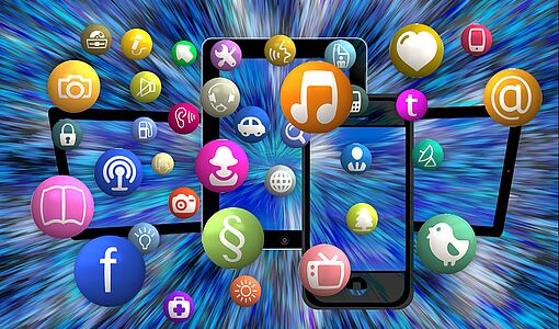 verschiedene mobile Endgeräte (Tablet, Smartphone,...) mit herausfallenden App-Symbolen