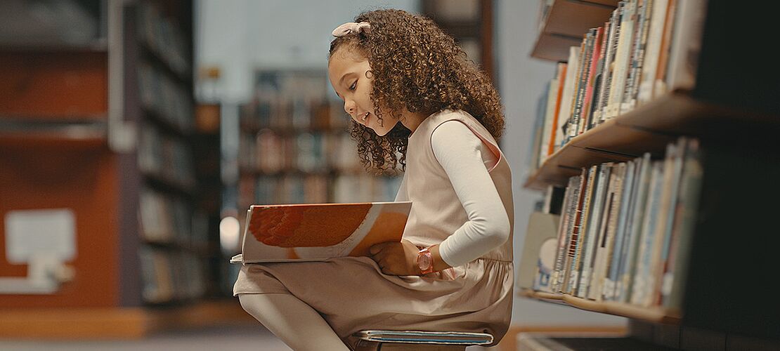 Mädchen liest ein Buch