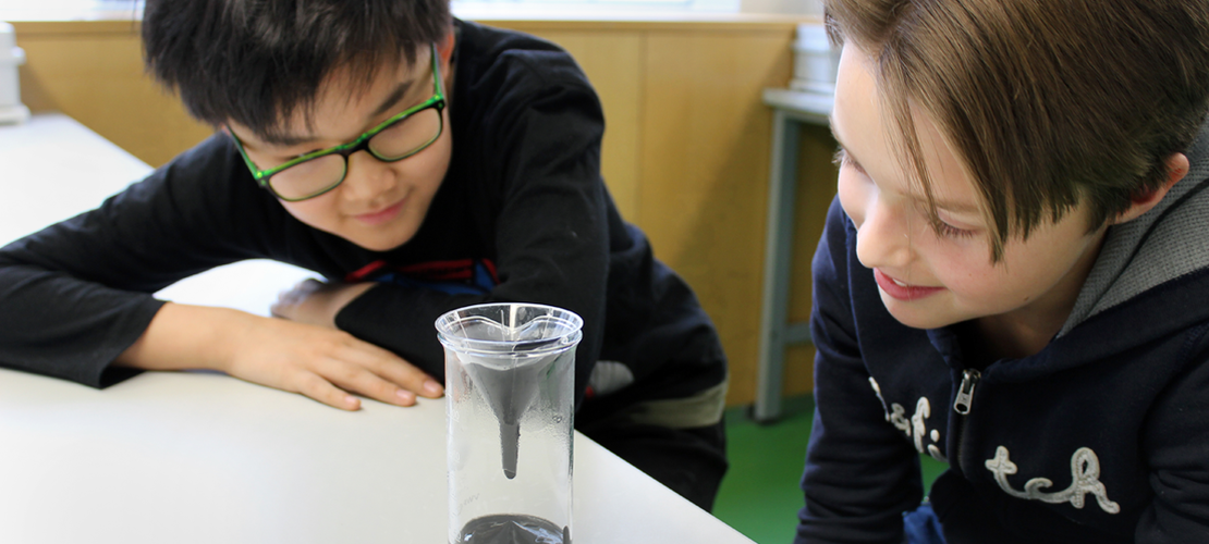 2 Schüler beim Experimentieren