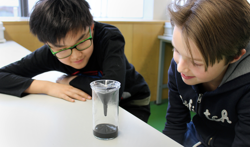 2 Schüler beim Experimentieren