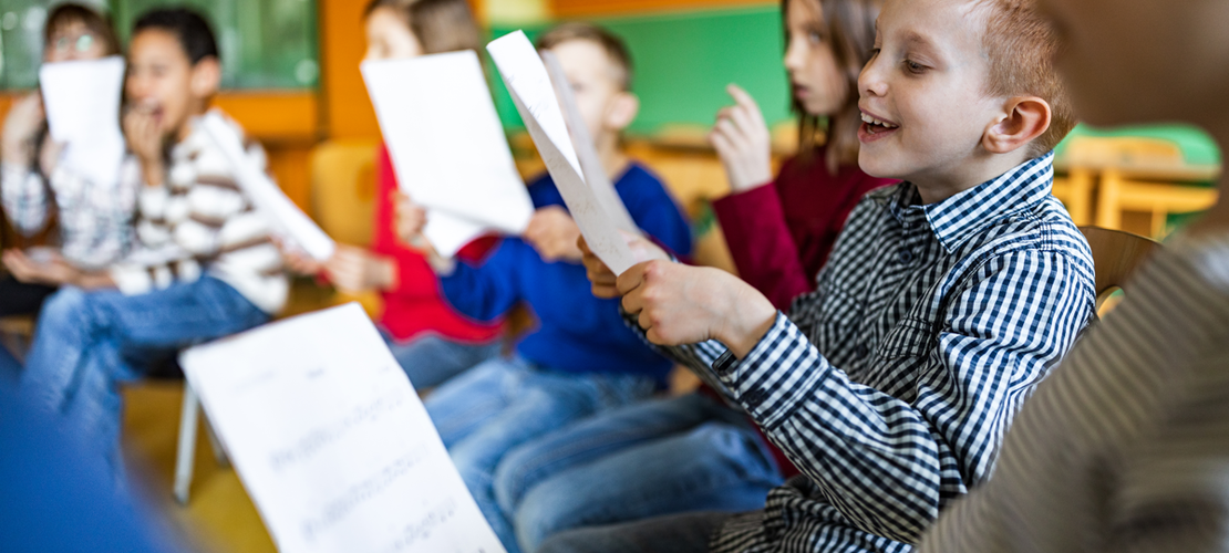 Grundschüler beim Musizieren und Singen