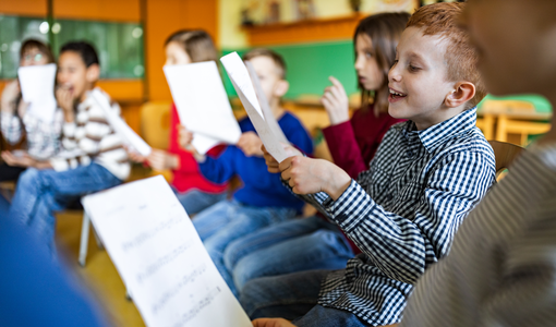 Grundschüler beim Musizieren und Singen