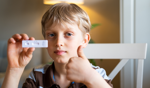 Schüler mit Corona-Selbsttest in der Hand