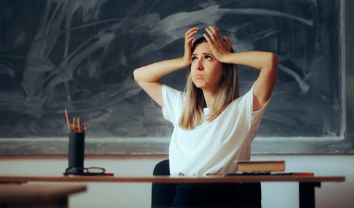 Lehrkraft in der Klasse fühlt sich mit psychischer Gesundheit alleingelassen