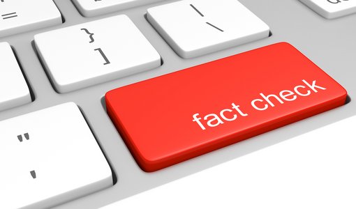 Taste auf einer Computertastatur für Faktenüberprüfungsanweisungen