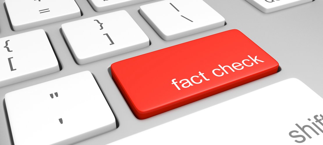 Taste auf einer Computertastatur für Faktenüberprüfungsanweisungen