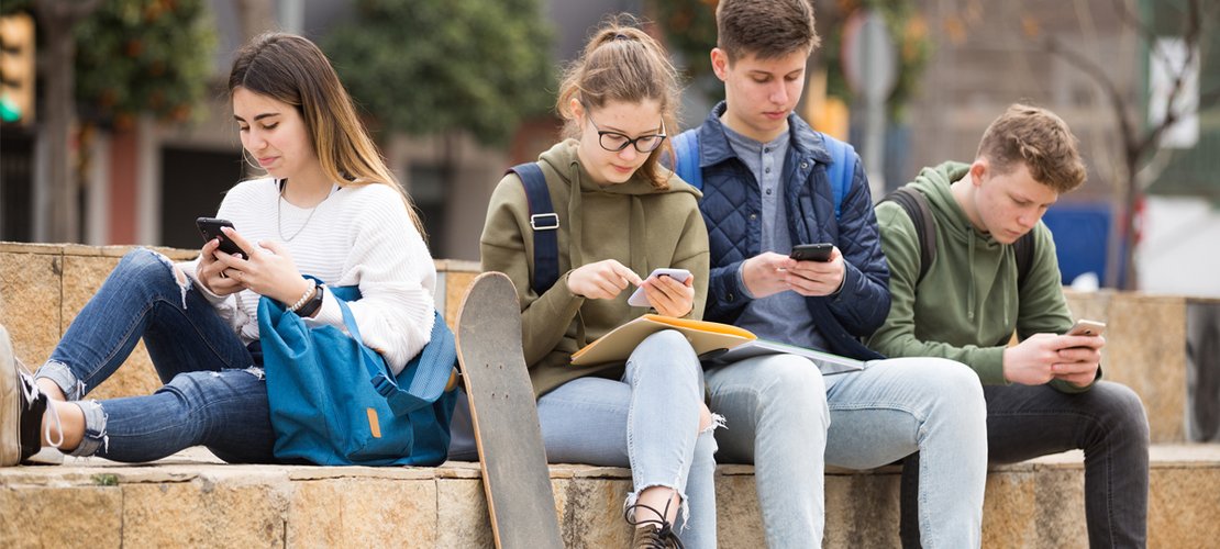 Jugendliche surfen am Smartphone