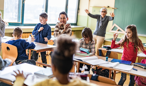 Chaos im Klassenzimmer der Grundschule