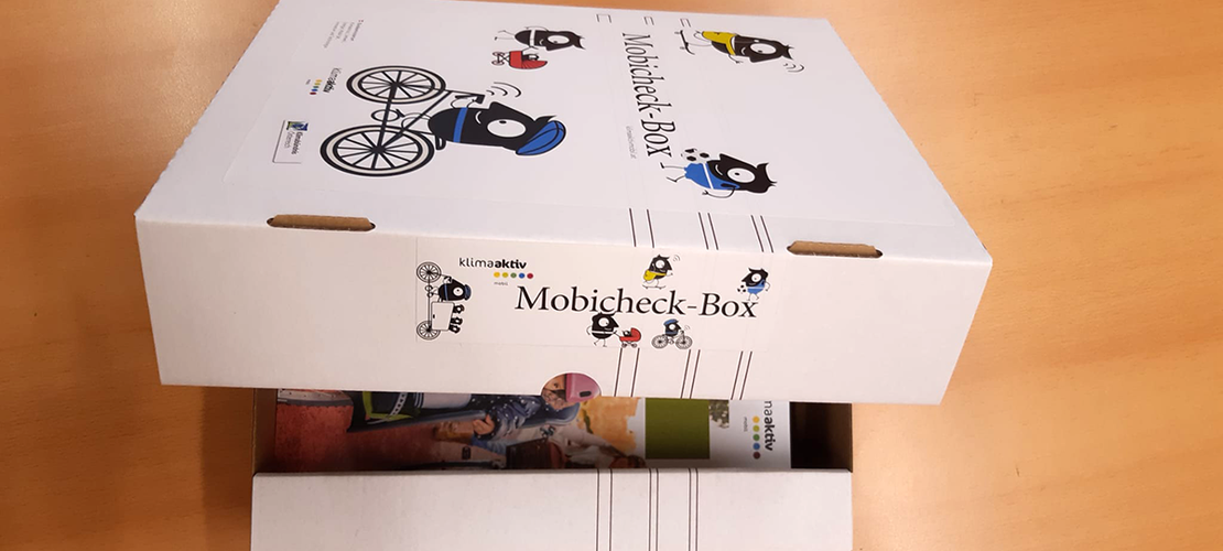 Mobicheck-Box aus Karton halb geöffnet