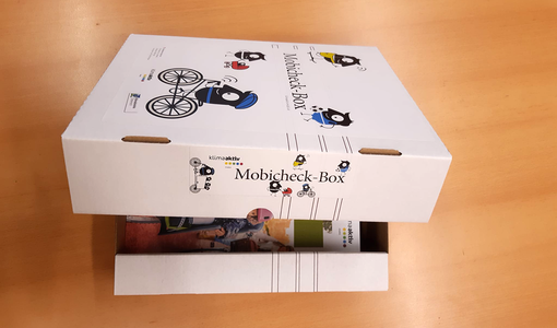 Mobicheck-Box aus Karton halb geöffnet