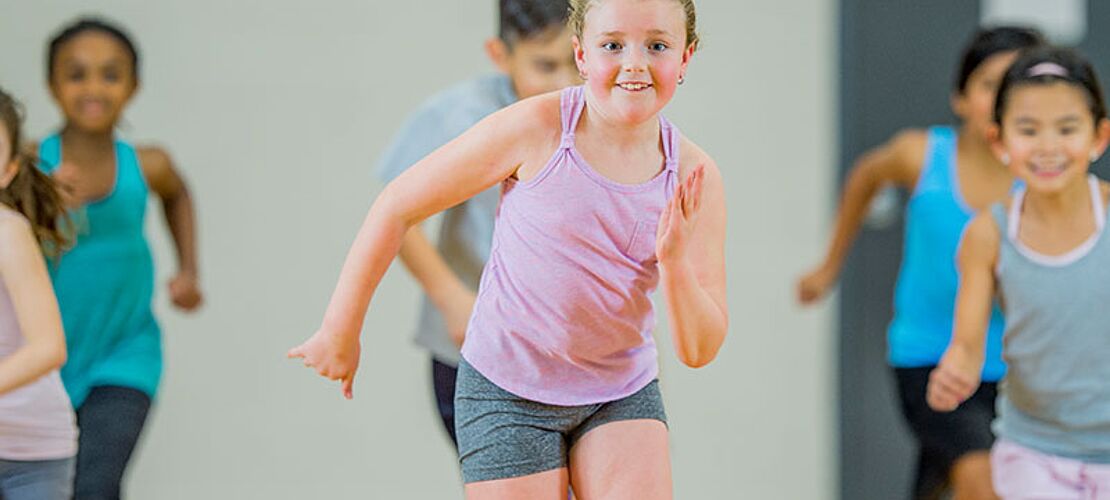 Kinder beim Turnunterricht