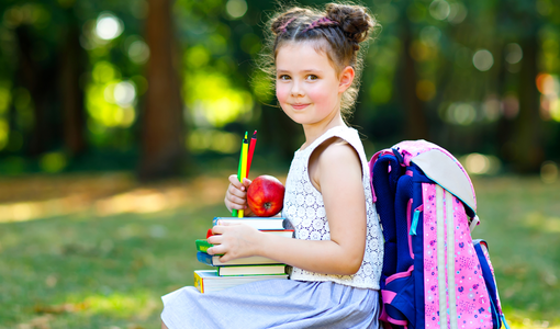 Mädchen mit Schultasche 