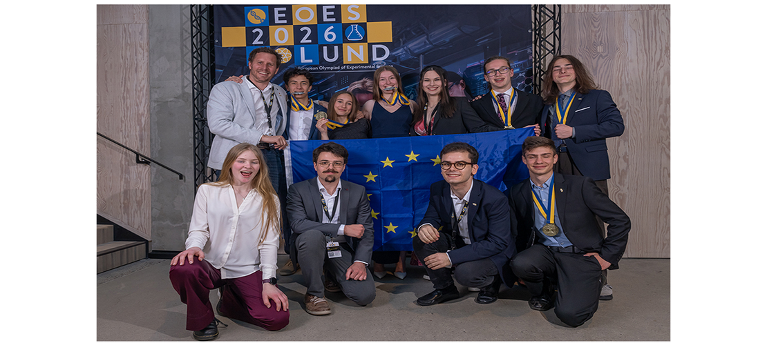 Jubelnde Gruppe mit Medaillen und Europaflagge bei der European Olympiad of Experimental Science 2026 in Lund.