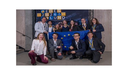 Jubelnde Gruppe mit Medaillen und Europaflagge bei der European Olympiad of Experimental Science 2026 in Lund.