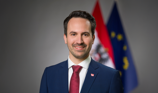 Portraitfoto von Bildungsminister Wiederkehr