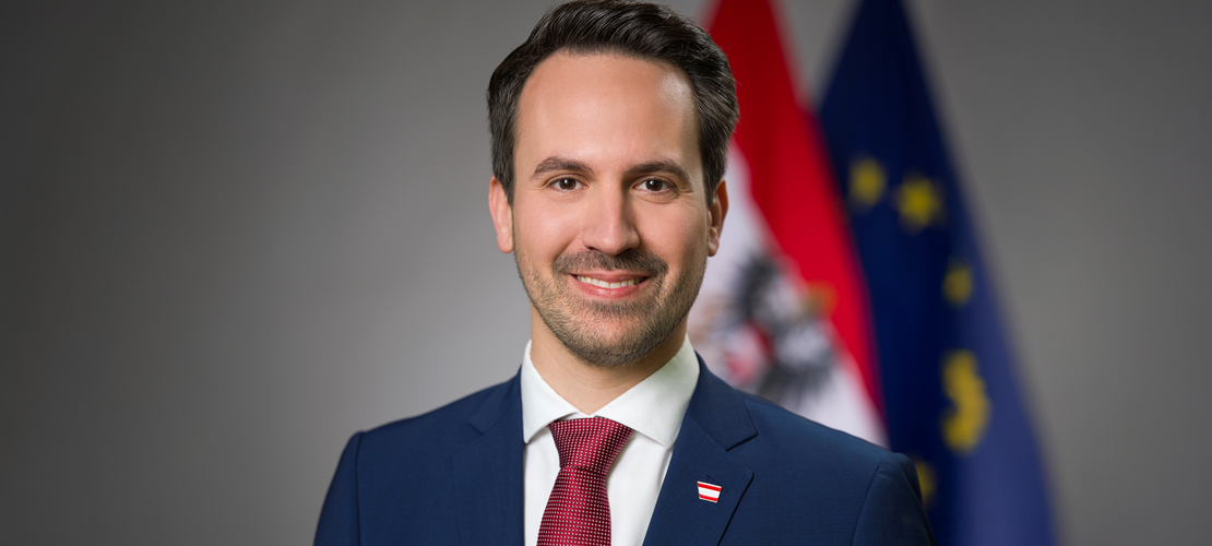 Portraitfoto von Bildungsminister Wiederkehr