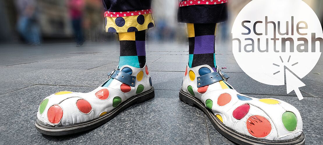 bunte viel zu große Clownschuhe