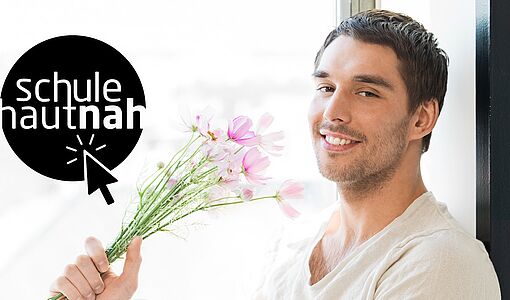 Mann mit Blumenstrauß in der Hand