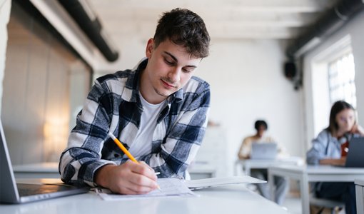 miniseries via Getty Images Schüler in einer Schule