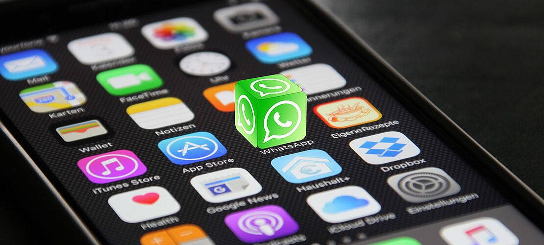 iPhone mit hervorgehobener App WhatsApp