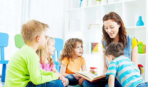 Frau liest Kindern vor