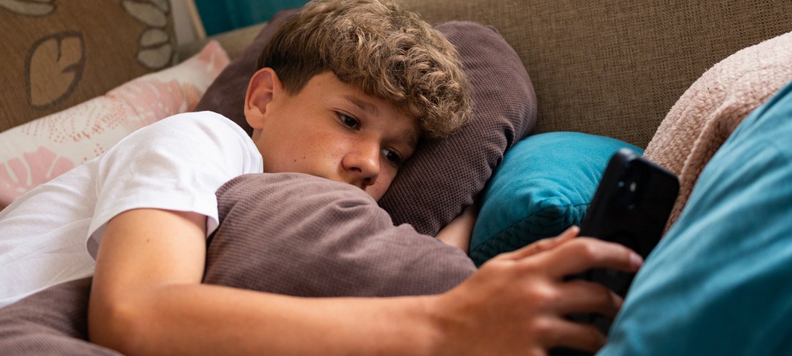 Ein Jugendlicher mit Smartphone