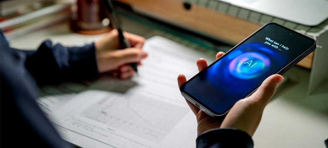 Jugendlicher arbeitet mit KI