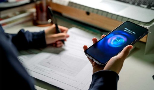 Jugendlicher arbeitet mit KI