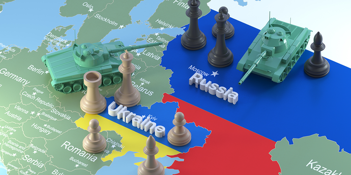 Bild mit Spielzeugpanzern und Schachfiguren die auf den Ländern Ukraine und Russland stehen