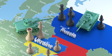 Bild mit Spielzeugpanzern und Schachfiguren die auf den Ländern Ukraine und Russland stehen