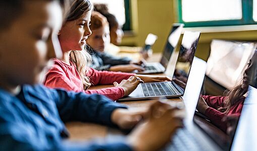 Volksschüler beim Arbeiten an den Laptops