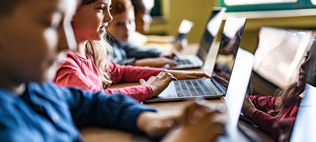 Volksschüler beim Arbeiten an den Laptops