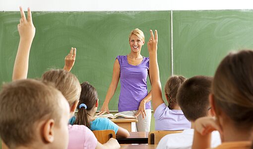 Lehrerin unterrichtet in einer Schulklasse