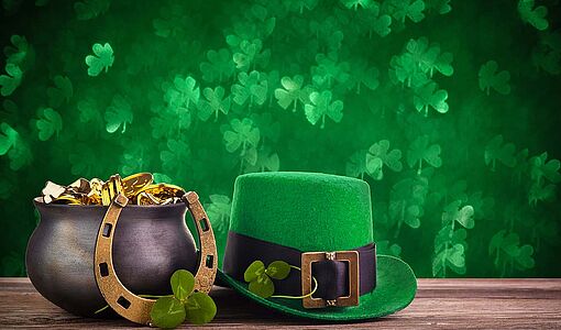 St. Patricks Day Hut und Topf mit Goldmünzen auf grün funkelnden Hintergrund