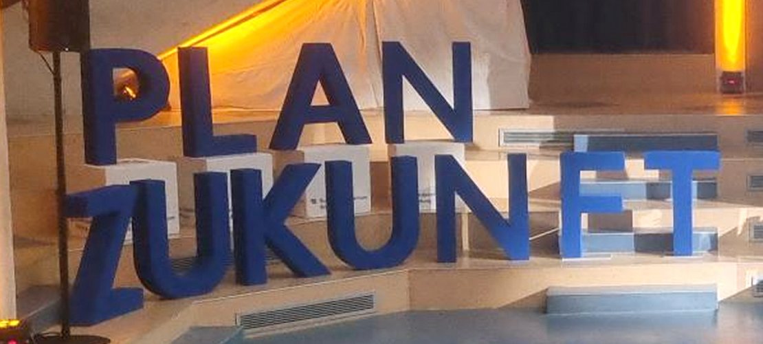 Schrift Plan Zukunft als aufgebaute Buchstaben im Vortragssaal