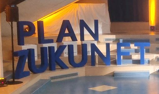 Schrift Plan Zukunft als aufgebaute Buchstaben im Vortragssaal