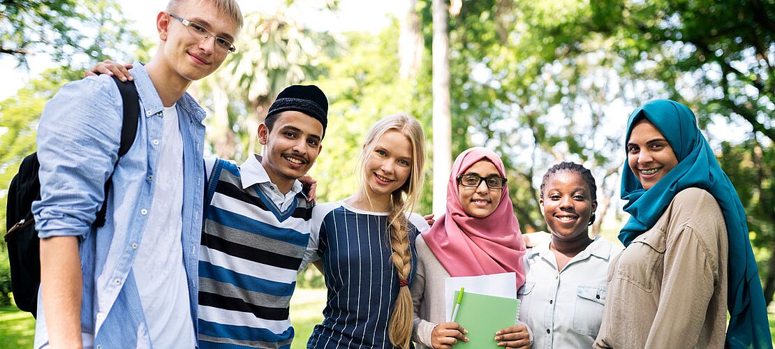 Gruppe Jugendlicher unterschiedlicher ethnischer Herkunft