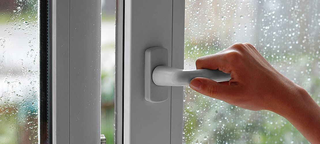 Fenster öffnen jemand öffnet ein Fenster