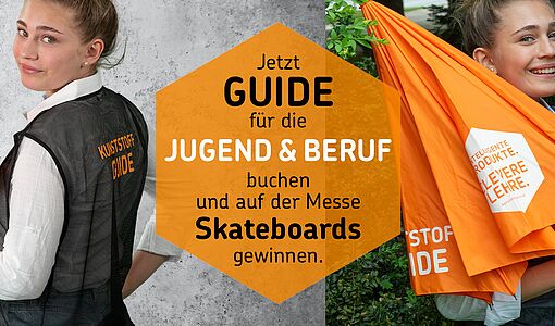 Zwei jugendliche Mädchen mit Regenschirm in der Hand