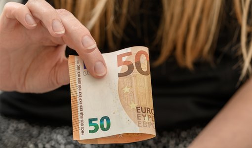 Jugendliche hält Geld