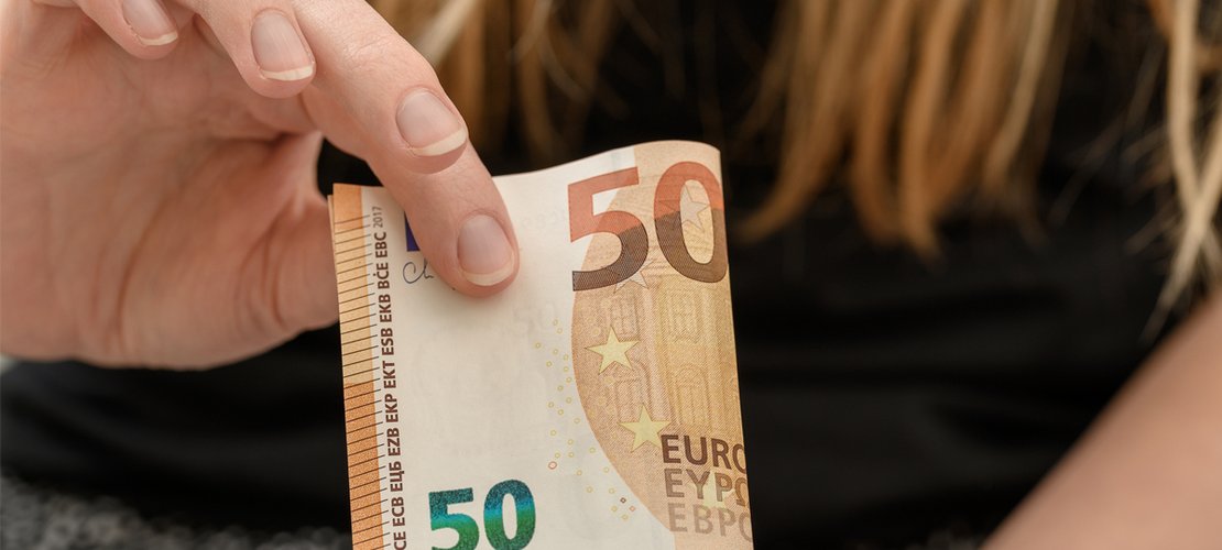 Jugendliche hält Geld