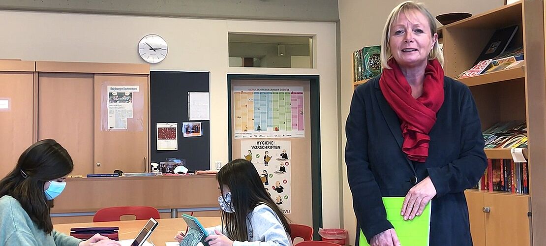 Lehrerin Birgit Röhrenbacher mit 2 Schülerinnen in der Klasse