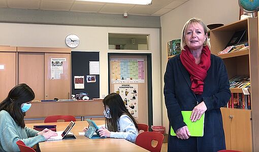 Lehrerin Birgit Röhrenbacher mit 2 Schülerinnen in der Klasse